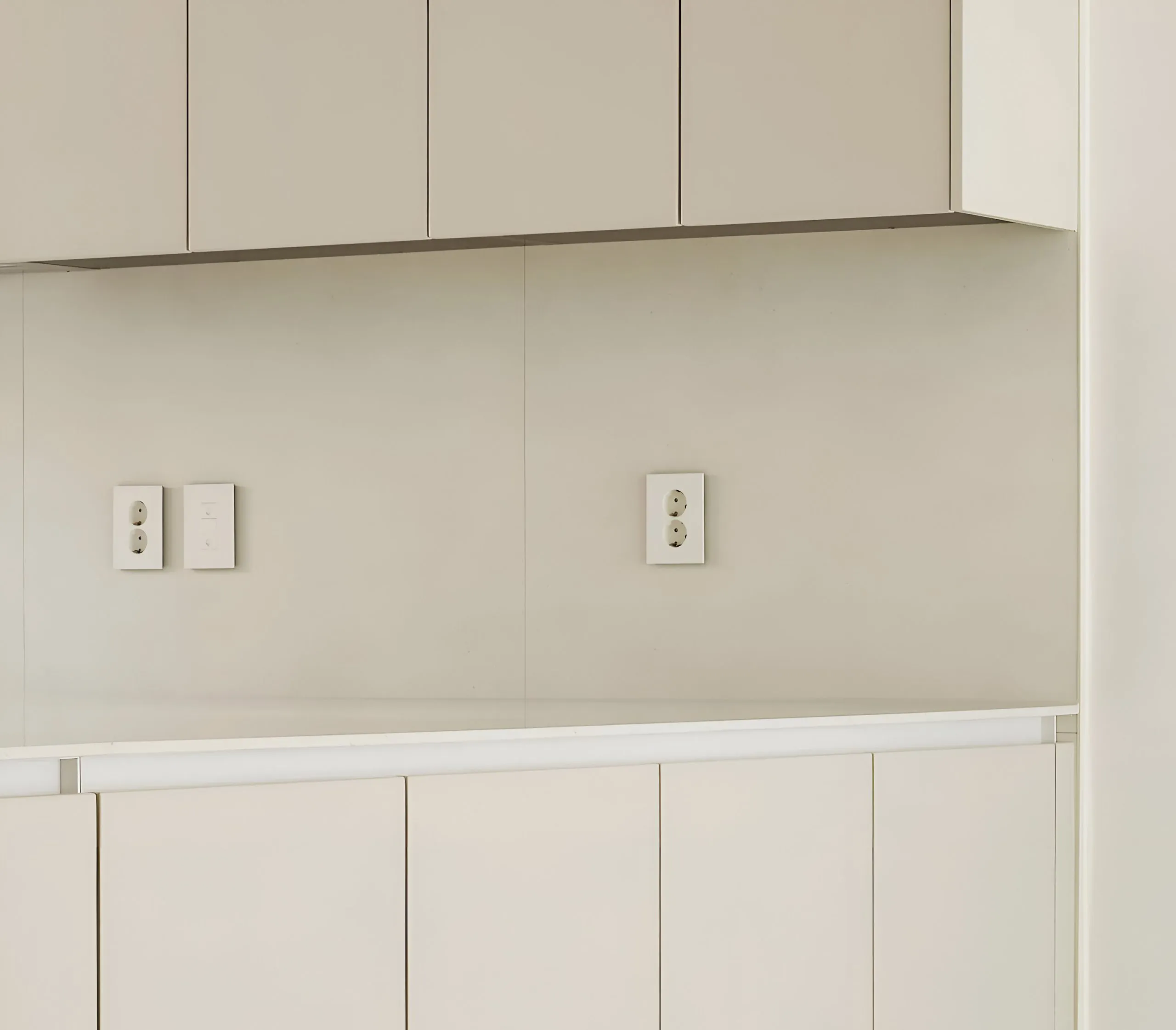 Hệ Tủ Bếp Gỗ Công Nghiệp Tone Trắng – Chất Liệu Bền Bỉ, Thiết Kế Hiện Đại 11 1727317912688_0