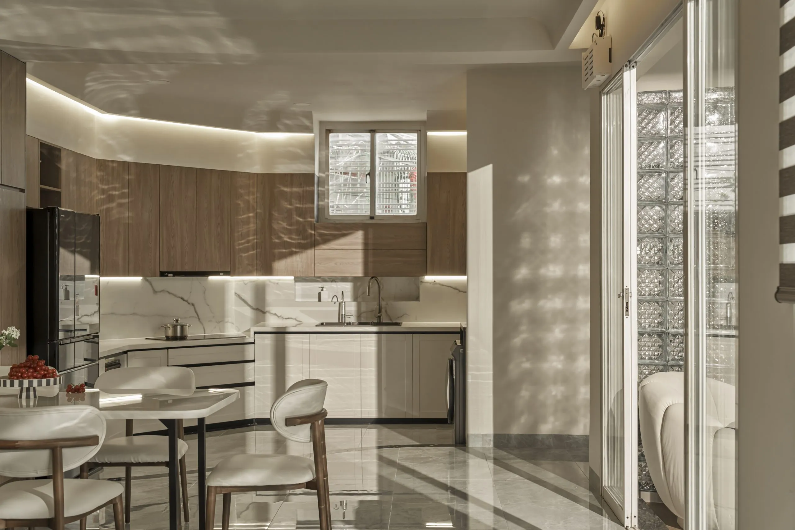 Top Thiết Kế Tủ Bếp Gỗ Phủ Melamine Hiện Đại: Thiết Kế Tinh Tế Với Đường Nét Tối Giản 2 Top Thiết Kế Tủ Bếp Gỗ Phủ Melamine