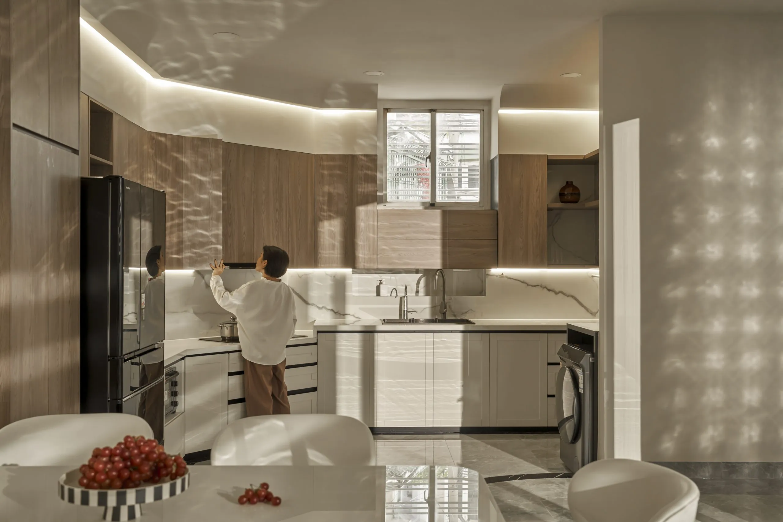 Top Thiết Kế Tủ Bếp Gỗ Phủ Melamine Hiện Đại: Thiết Kế Tinh Tế Với Đường Nét Tối Giản 4 Top Thiết Kế Tủ Bếp Gỗ
