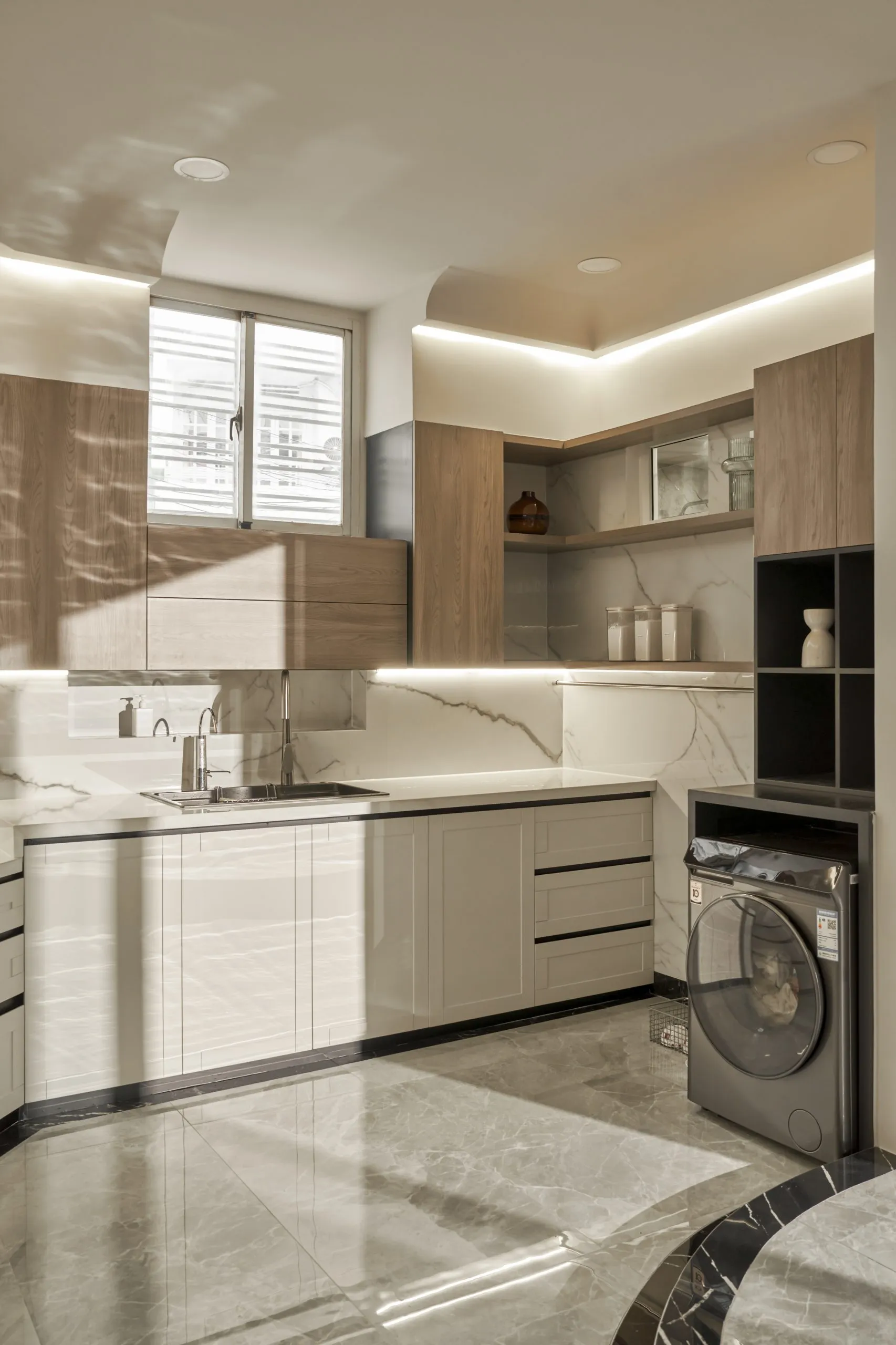 Top Thiết Kế Tủ Bếp Gỗ Phủ Melamine Hiện Đại: Thiết Kế Tinh Tế Với Đường Nét Tối Giản 5 Thiết Kế Tinh Tế Với Đường Nét Tối Giản