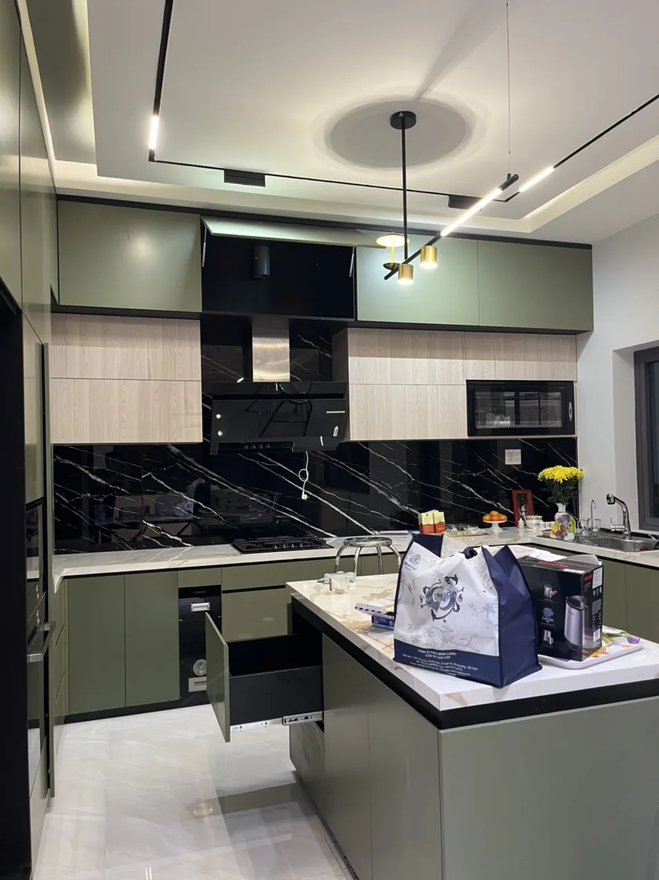 Top Thiết Kế Tủ Bếp Gỗ Phủ Melamine Hiện Đại: Thiết Kế Tinh Tế Với Đường Nét Tối Giản 24 31 2