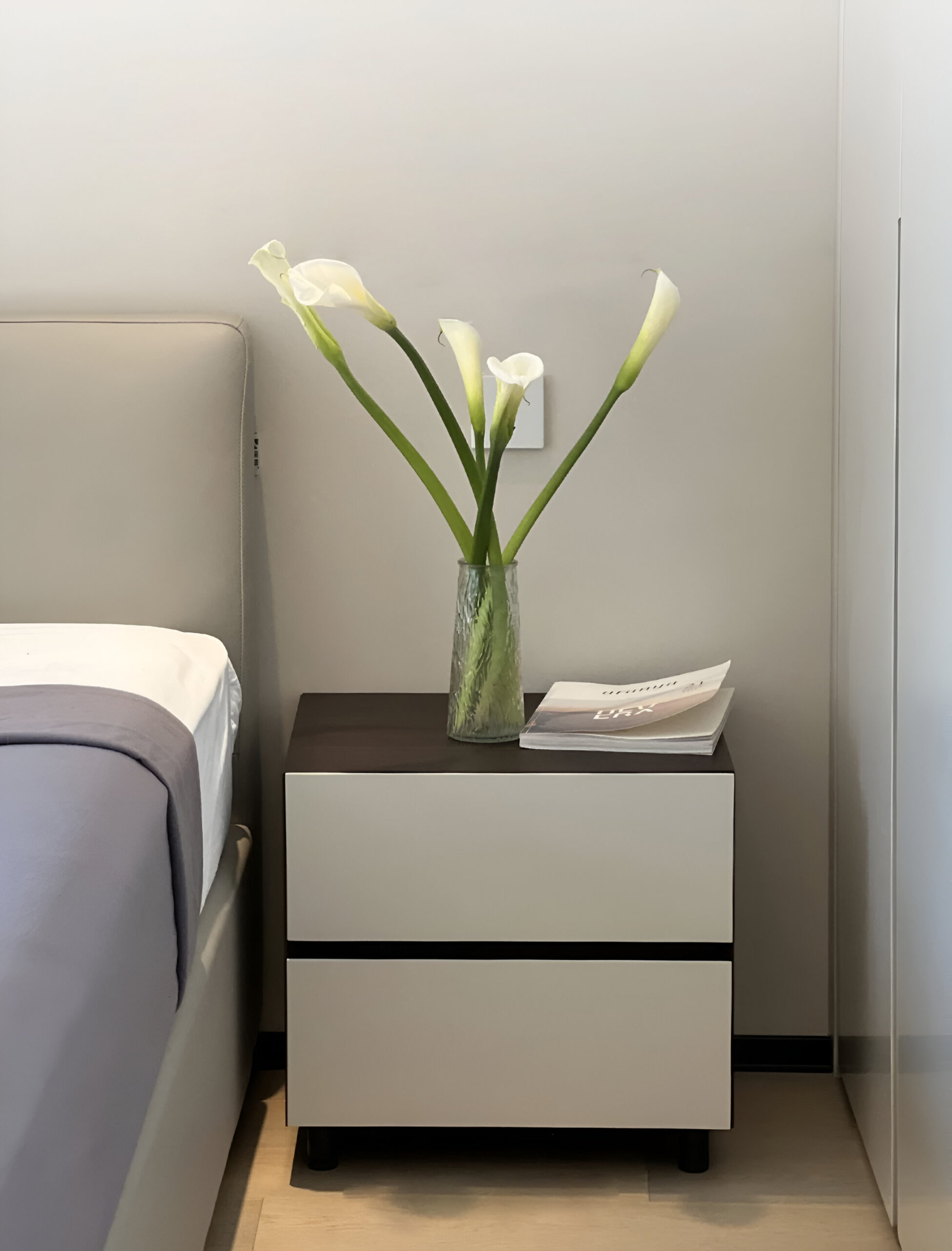 Tủ Tab Đầu Giường GP – TT02 20 Tủ Tab Đầu Giường GP FurnitureThiết kế tinh tế – Chất lượng an toàn – Độ bền vượt trội✅ Gỗ MFC đạt chuẩn CARB-P2 – Được kiểm định chặt chẽ về hàm lượng formaldehyde, đảm bảo an toàn cho sức khỏe, thân thiện với môi trường.
✅ Chống ẩm, chống mối mọt – Bề mặt phủ Melamine giúp tủ bền đẹp, hạn chế trầy xước, dễ lau chùi.
✅ Thiết kế hiện đại, tối giản – Phù hợp với nhiều phong cách nội thất, từ hiện đại đến tối giản, Bắc Âu.
✅ Kết cấu chắc chắn, tuổi thọ cao – Gỗ công nghiệp MFC chất lượng cao, chịu lực tốt, bền bỉ theo thời gian.
✅ Ngăn kéo tiện lợi – Tối ưu không gian lưu trữ giúp bạn sắp xếp đồ dùng cá nhân như sách, điện thoại, đồng hồ… gọn gàng.
✅ Dễ dàng vệ sinh – Bề mặt nhẵn, chống bám bẩn, lau chùi nhanh chóng.