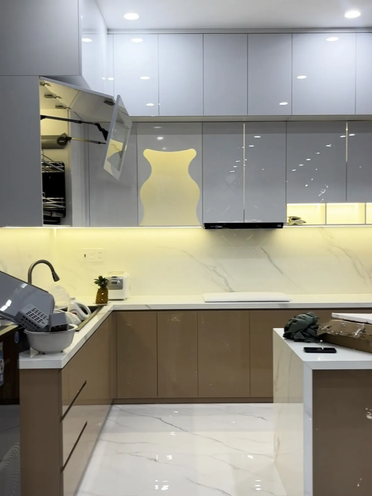 Top Thiết Kế Tủ Bếp Gỗ Phủ Acrylic: Vẻ Đẹp Sang Trọng Bền Vững Theo Thời Gian 9 vẻ đẹp sang trọng