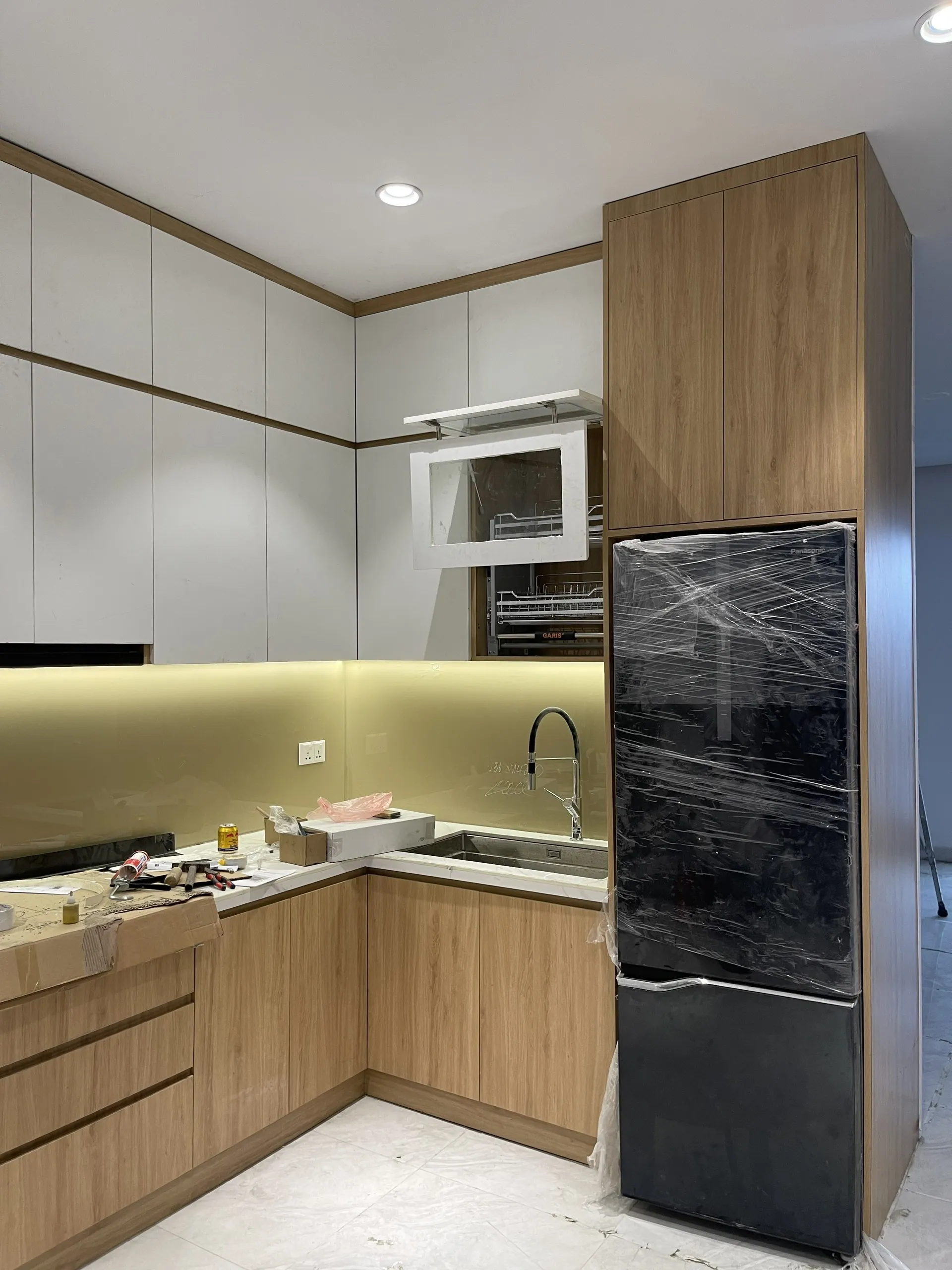 Top Thiết Kế Tủ Bếp Gỗ Phủ Melamine Hiện Đại: Thiết Kế Tinh Tế Với Đường Nét Tối Giản 26 Z6009163726409_ae9d97dfa9081a40522843b1b7ce945e