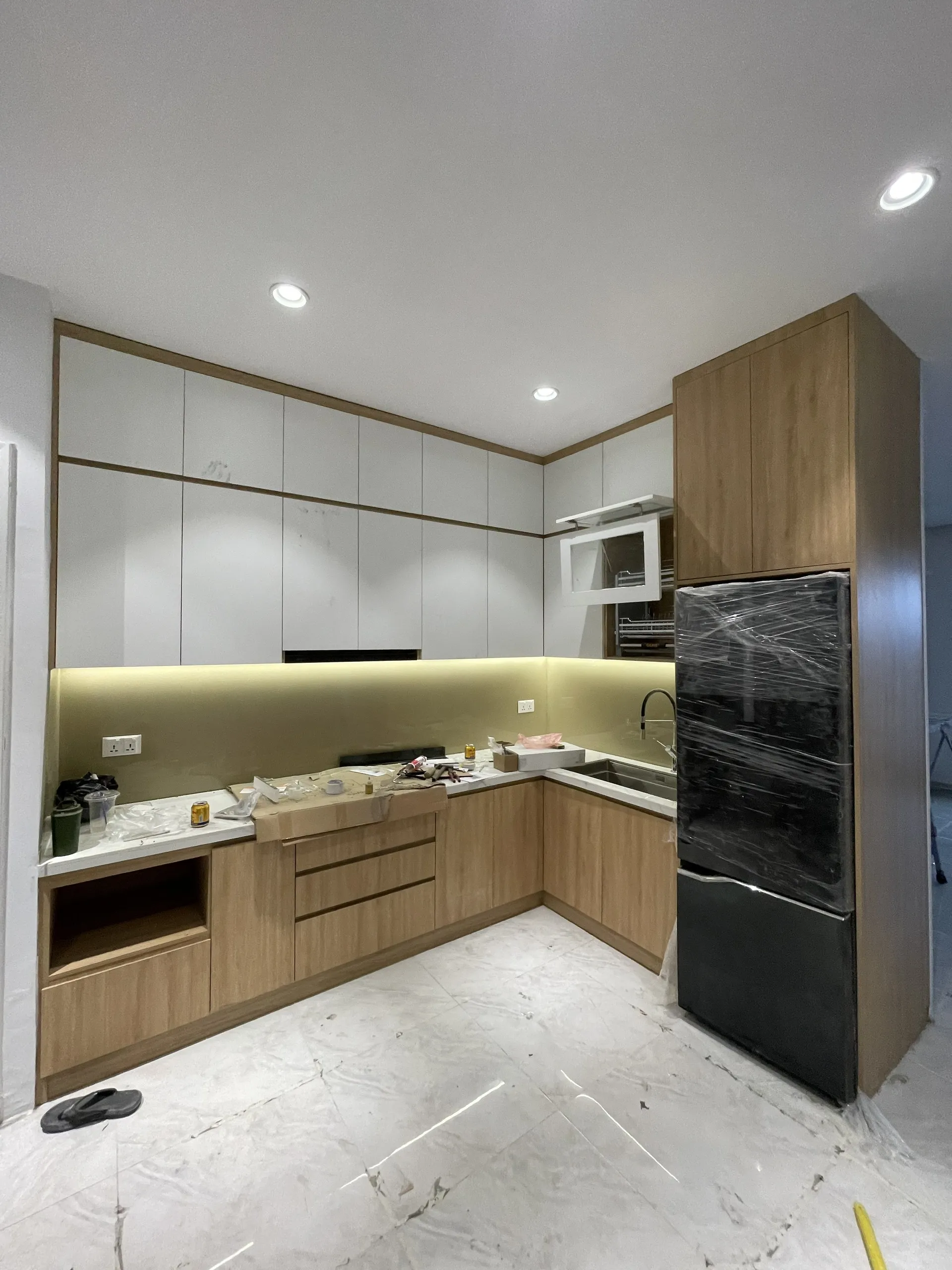 Top Thiết Kế Tủ Bếp Gỗ Phủ Melamine Hiện Đại: Thiết Kế Tinh Tế Với Đường Nét Tối Giản 27 Z6009163762444_66bc327c172c2c0fa79ce23bcae955ec