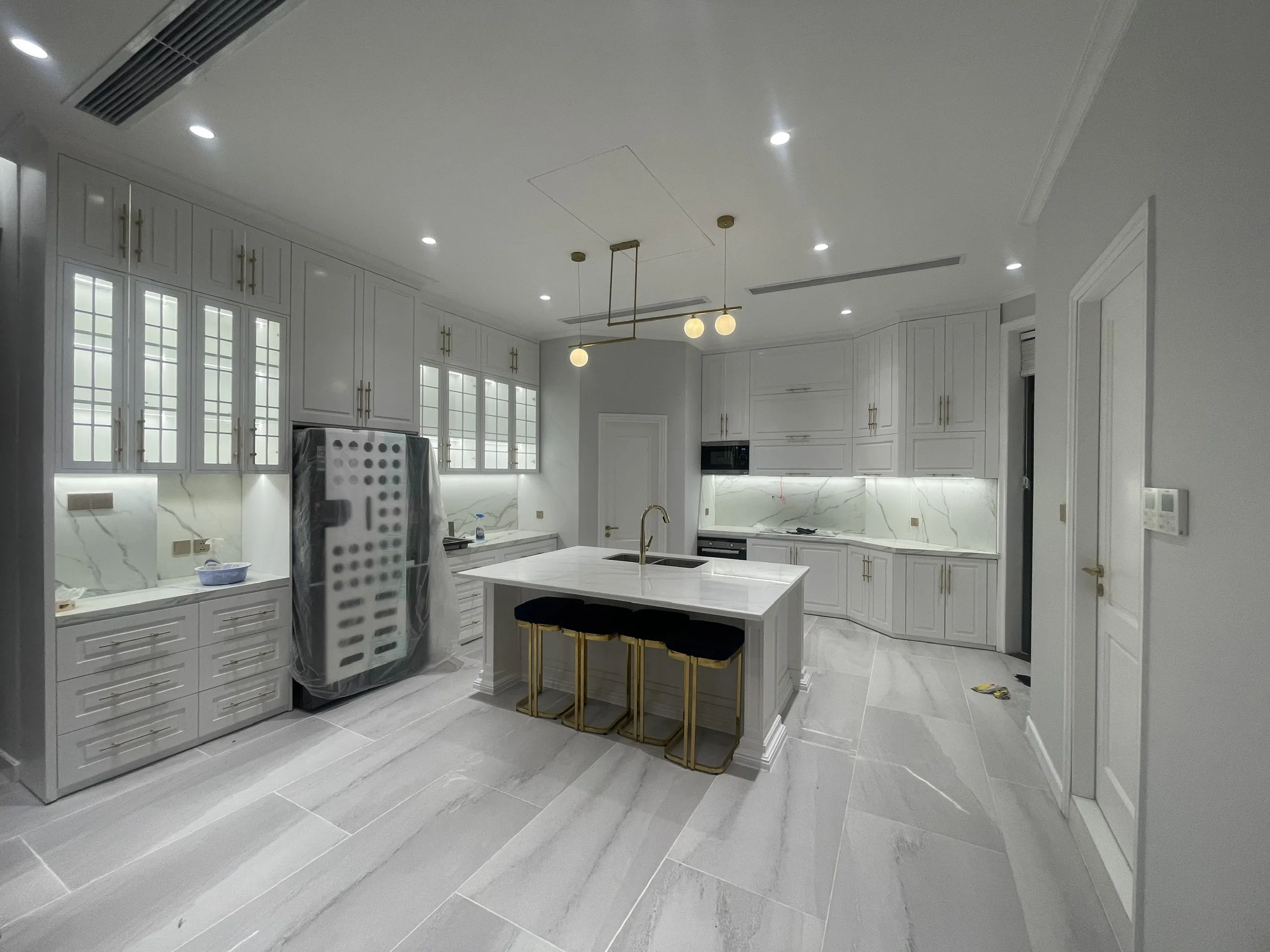 Thiết Kế Tủ Bếp Tân Cổ Điển Hiện Đại: Sự Kết Hợp Tinh Tế Cho Không Gian Sang Trọng 13 Z6009193703376_c991e67b1708a1ba24ccbf0d8f1a21c9