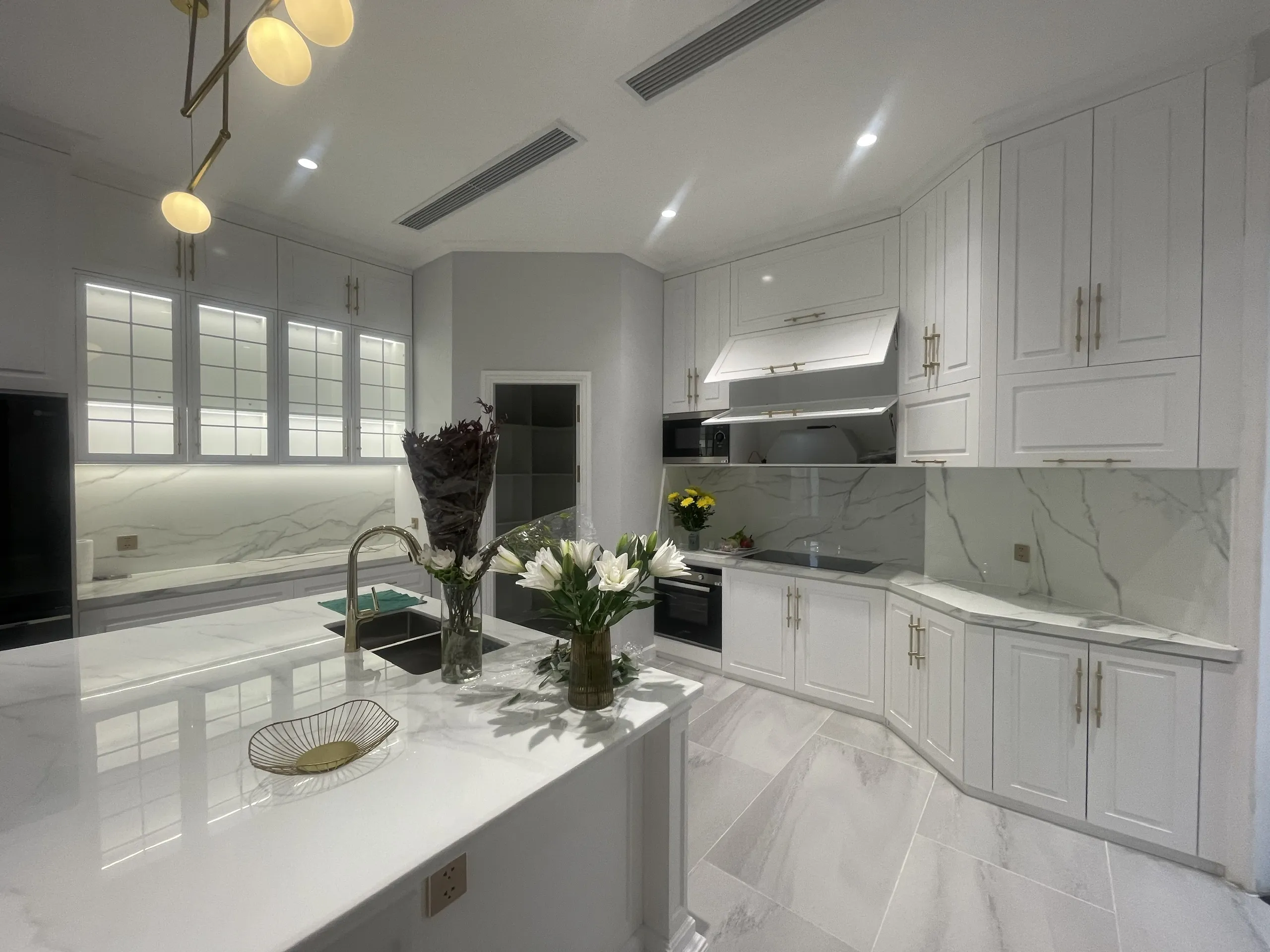 Thiết Kế Tủ Bếp Tân Cổ Điển Hiện Đại: Sự Kết Hợp Tinh Tế Cho Không Gian Sang Trọng 22 Z6009214359339_c85148816666e3100ee3b9170ea4f462