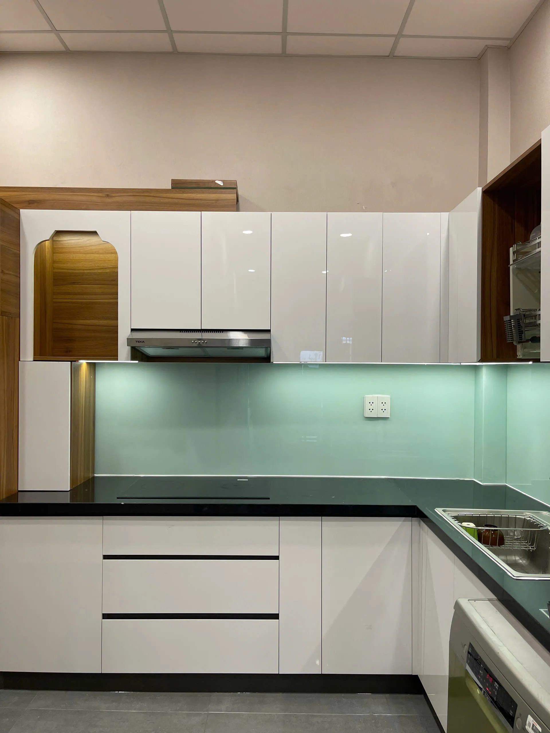 Top Thiết Kế Tủ Bếp Gỗ Phủ Acrylic: Vẻ Đẹp Sang Trọng Bền Vững Theo Thời Gian 40 Z6123323636148_2b329e2108d784a4a2b301bf7c8ade5a