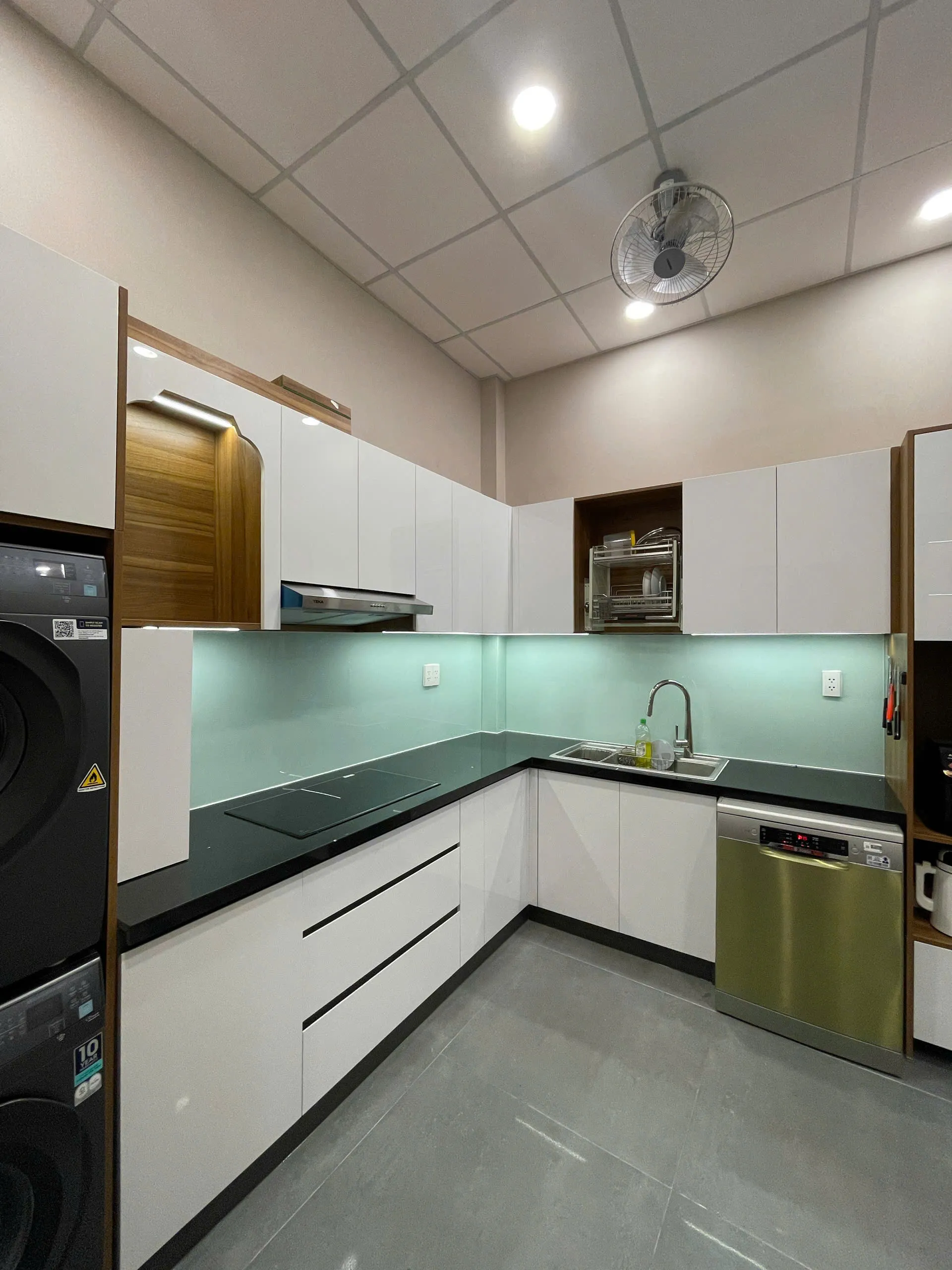 Top Thiết Kế Tủ Bếp Gỗ Phủ Acrylic: Vẻ Đẹp Sang Trọng Bền Vững Theo Thời Gian 41 Z6123324024823_ff7eed030ddd3b5853d35b75614ab224