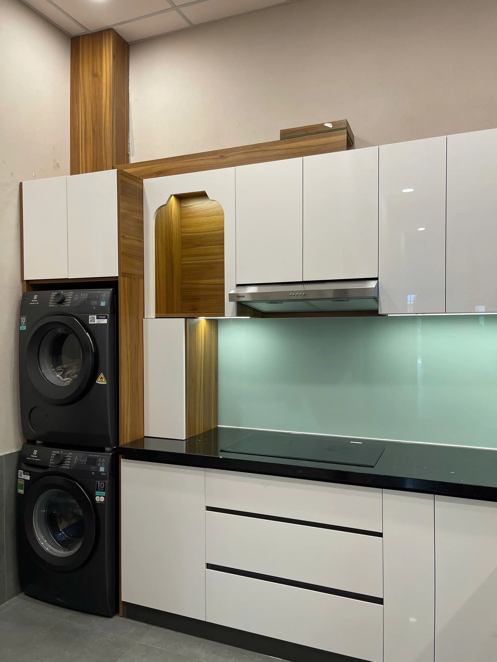 Top Thiết Kế Tủ Bếp Gỗ Phủ Acrylic: Vẻ Đẹp Sang Trọng Bền Vững Theo Thời Gian 42 Z6123324040448_6a524397b7ef41e482139f02cf79ee75