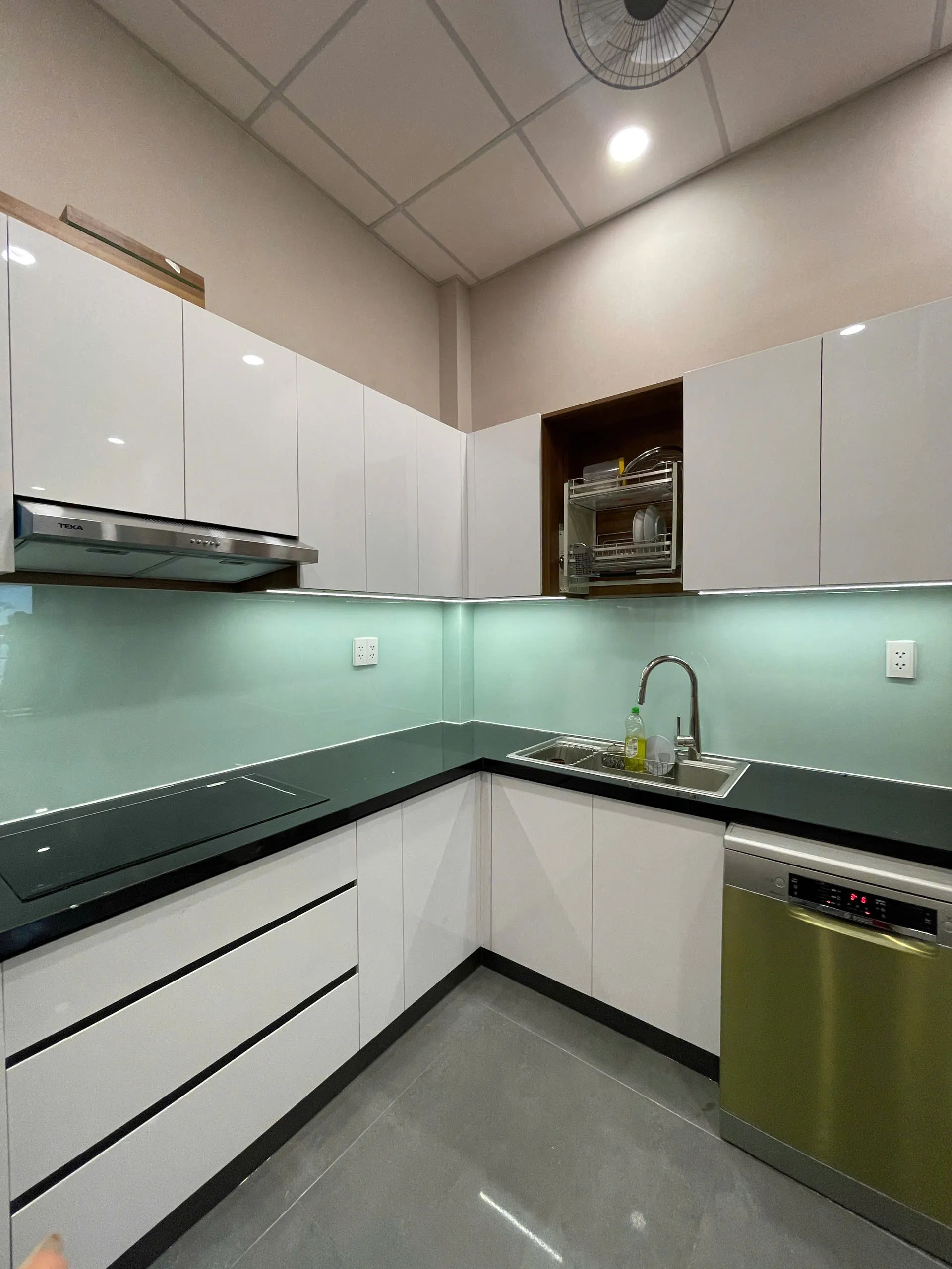 Top Thiết Kế Tủ Bếp Gỗ Phủ Acrylic: Vẻ Đẹp Sang Trọng Bền Vững Theo Thời Gian 43 Z6123324042720_cc9a8b1418cae1b78b13a722ab1c5b9f
