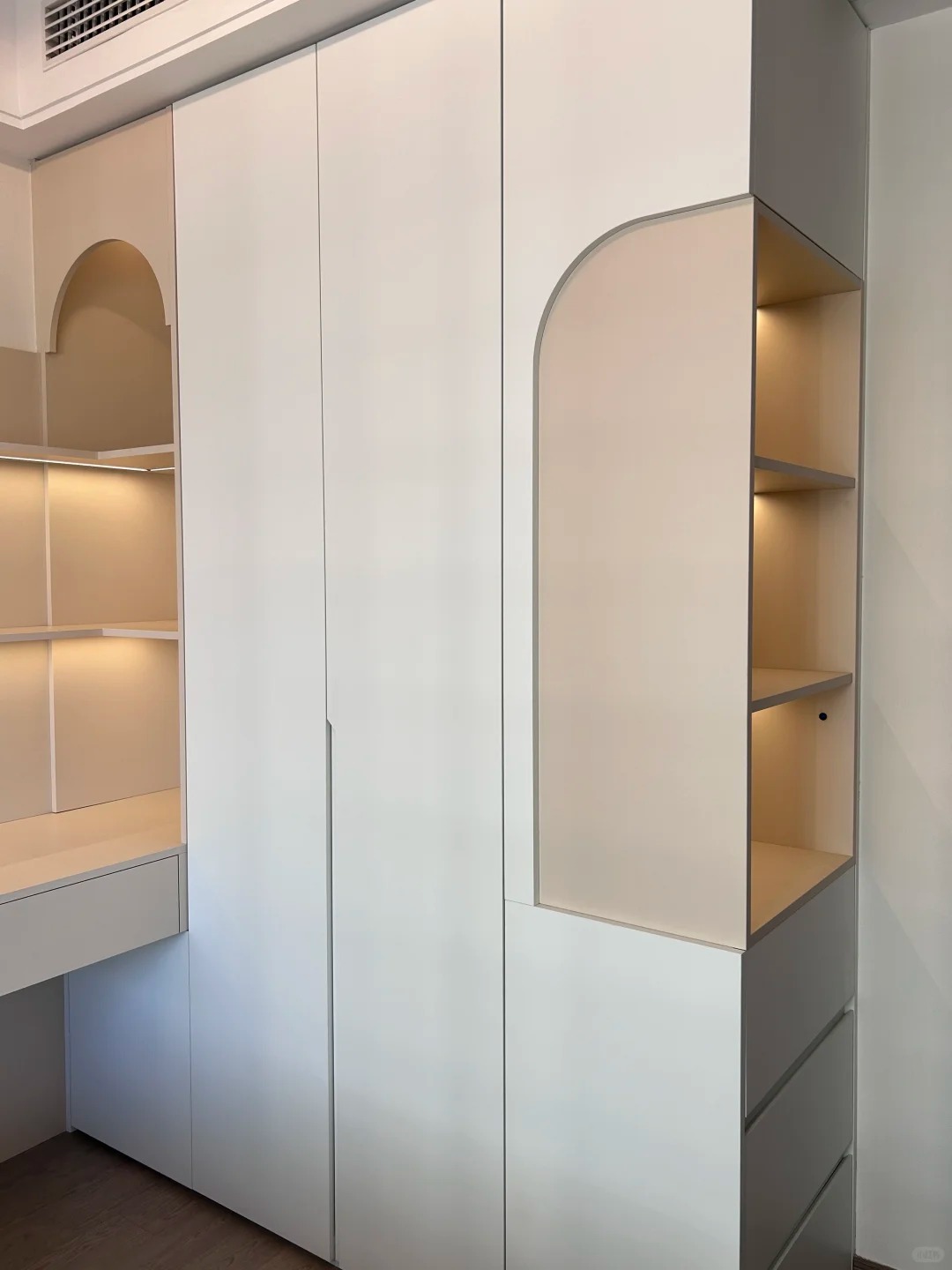 温柔到心巴！次卧的暖调书柜一体柜太绝了_6_梵宝美作丨全屋定制工厂_来自小红书网页版