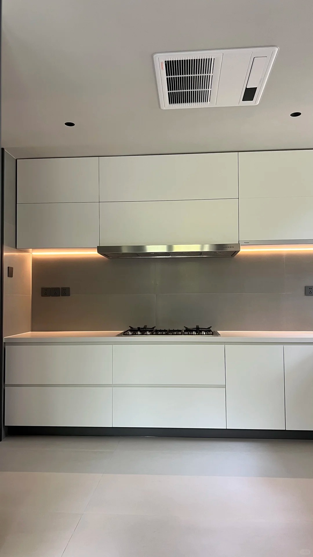 真实Live图片：白色烤漆高级感的厨房 1_15_Focus._来自小红书网页版