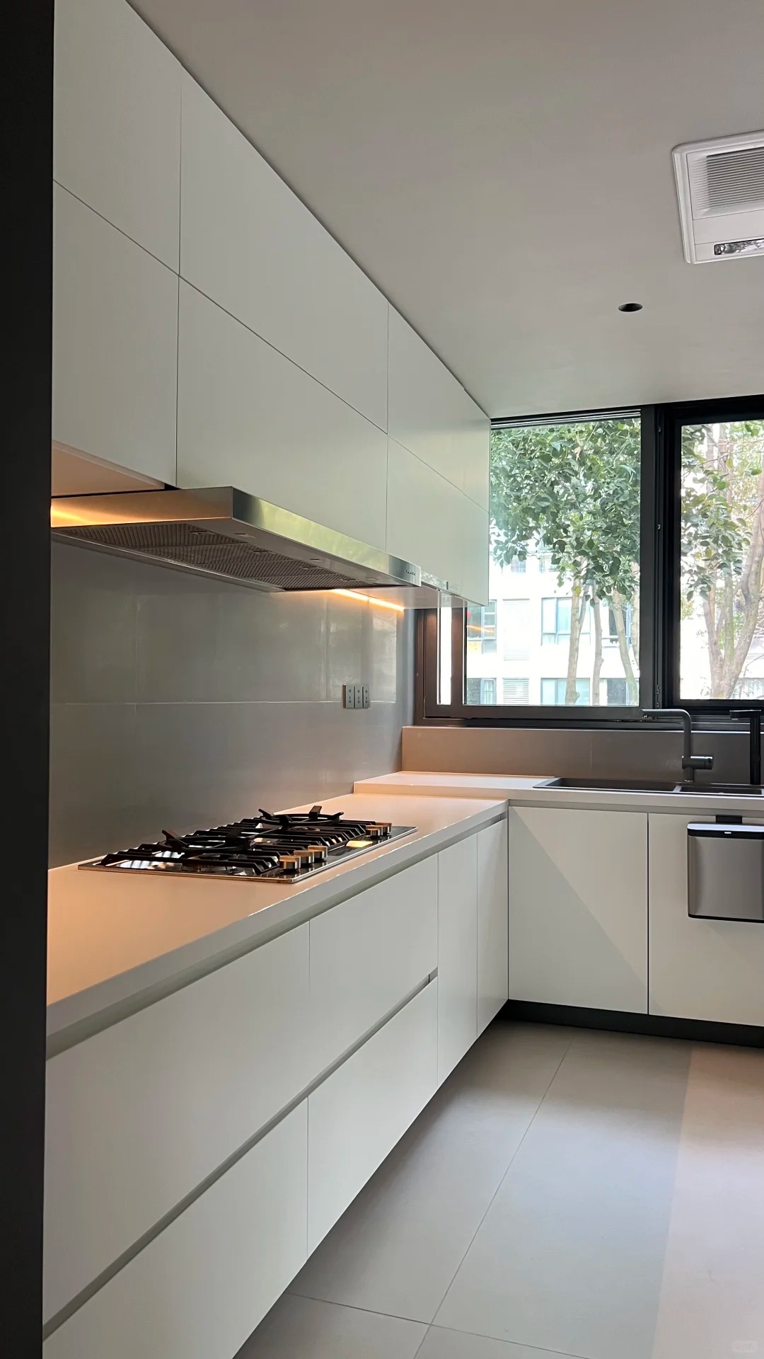 真实Live图片：白色烤漆高级感的厨房 1_1_Focus._来自小红书网页版