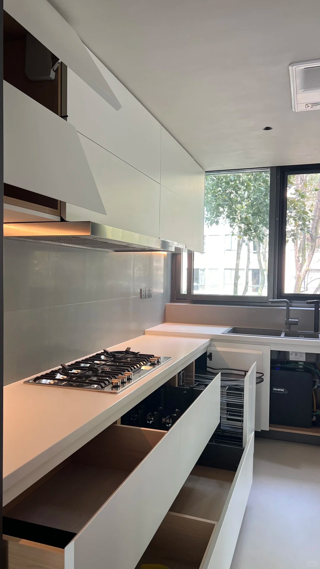 真实Live图片：白色烤漆高级感的厨房 1_3_Focus._来自小红书网页版