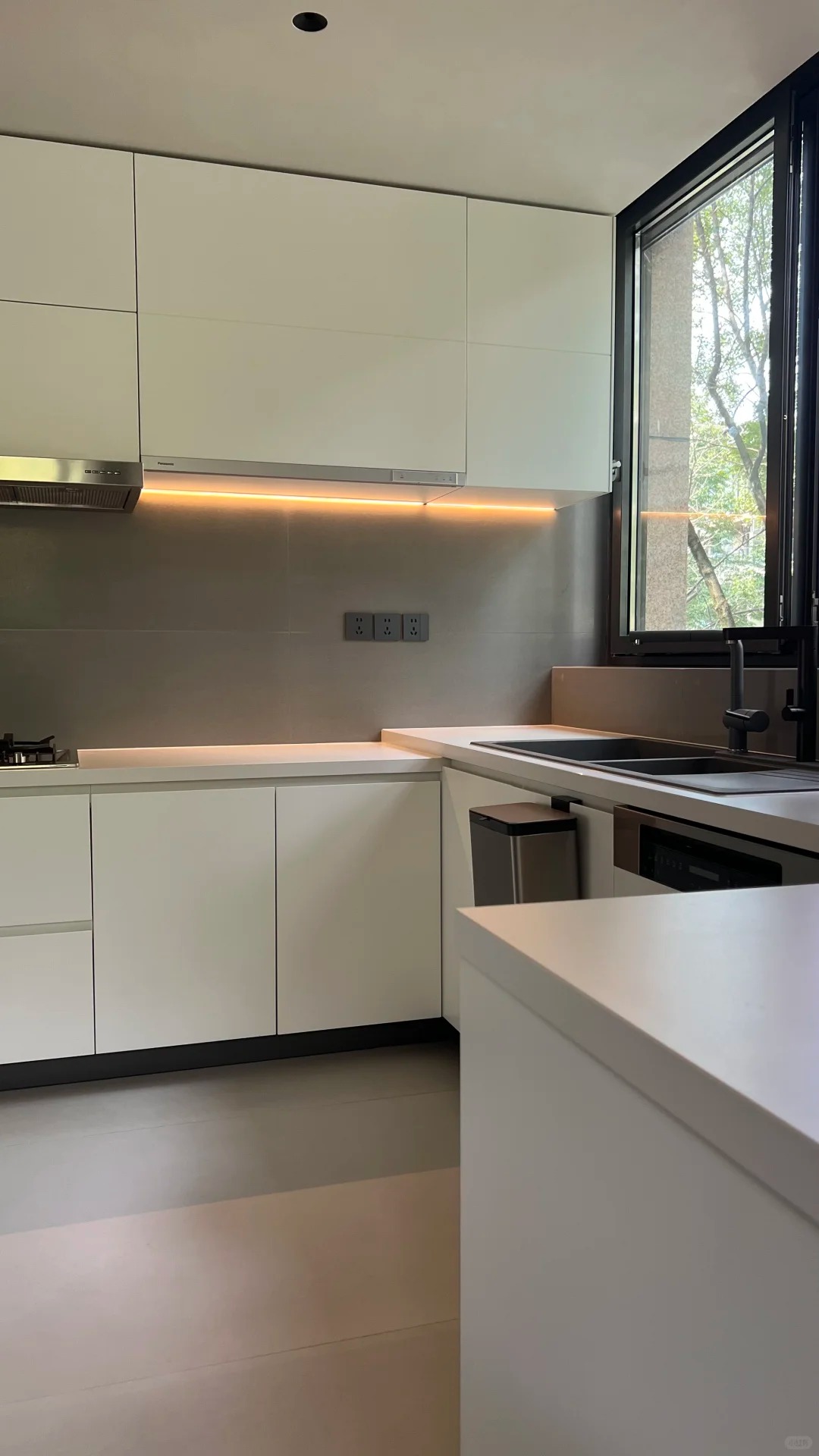 真实Live图片：白色烤漆高级感的厨房 1_6_Focus._来自小红书网页版