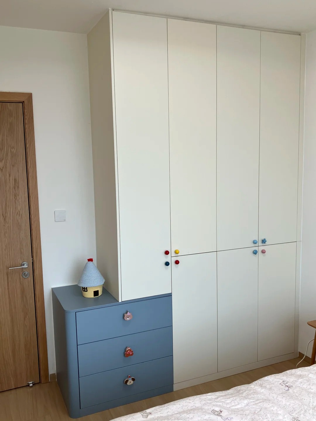 😍抄作业～儿童房撞色衣柜带拉手版安全落地_1_阿纯在装修_来自小红书网页版