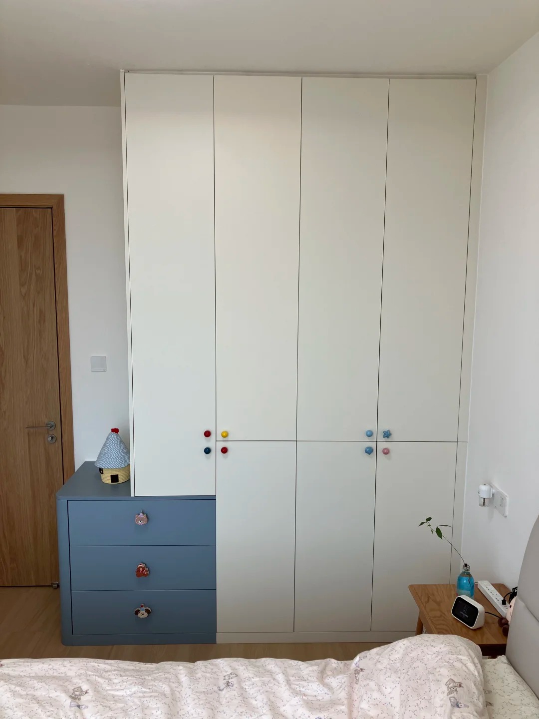😍抄作业～儿童房撞色衣柜带拉手版安全落地_2_阿纯在装修_来自小红书网页版
