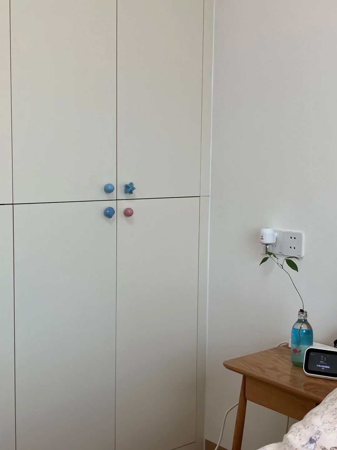 😍抄作业～儿童房撞色衣柜带拉手版安全落地_4_阿纯在装修_来自小红书网页版