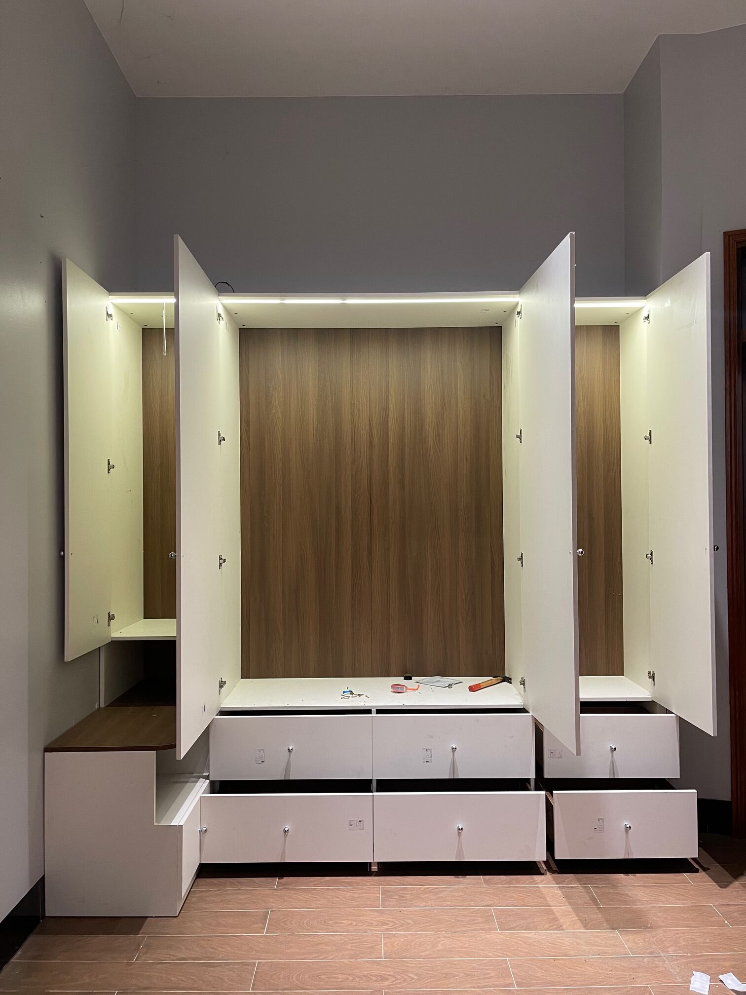 Mẫu tủ áo tone trắng