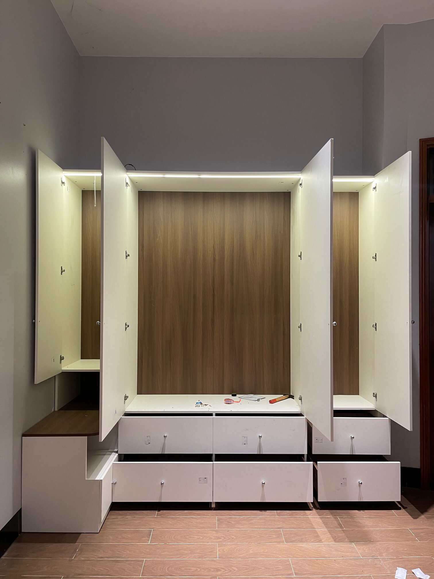 Mẫu tủ áo tone trắng