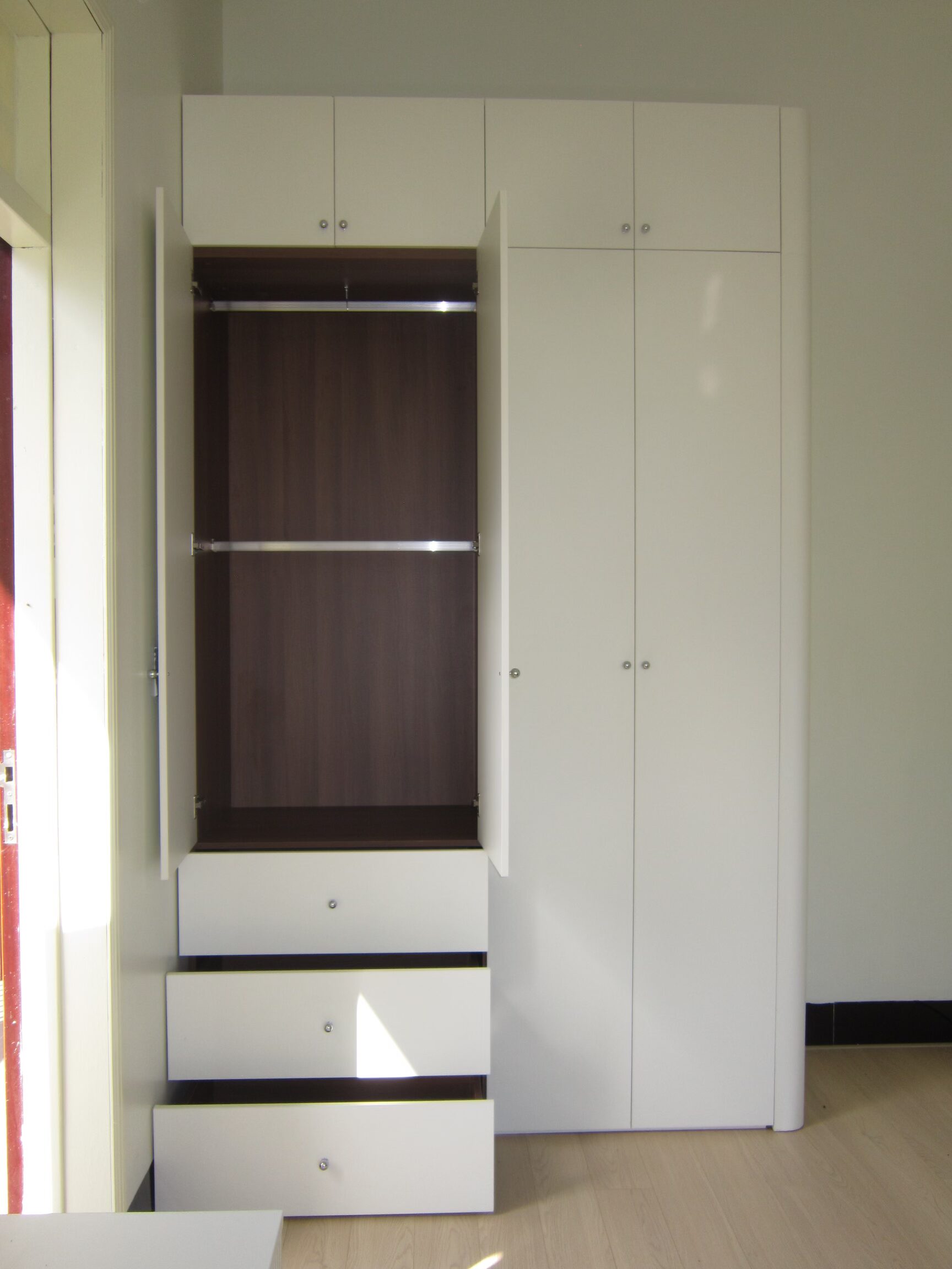 Mẫu tủ áo tone trắng