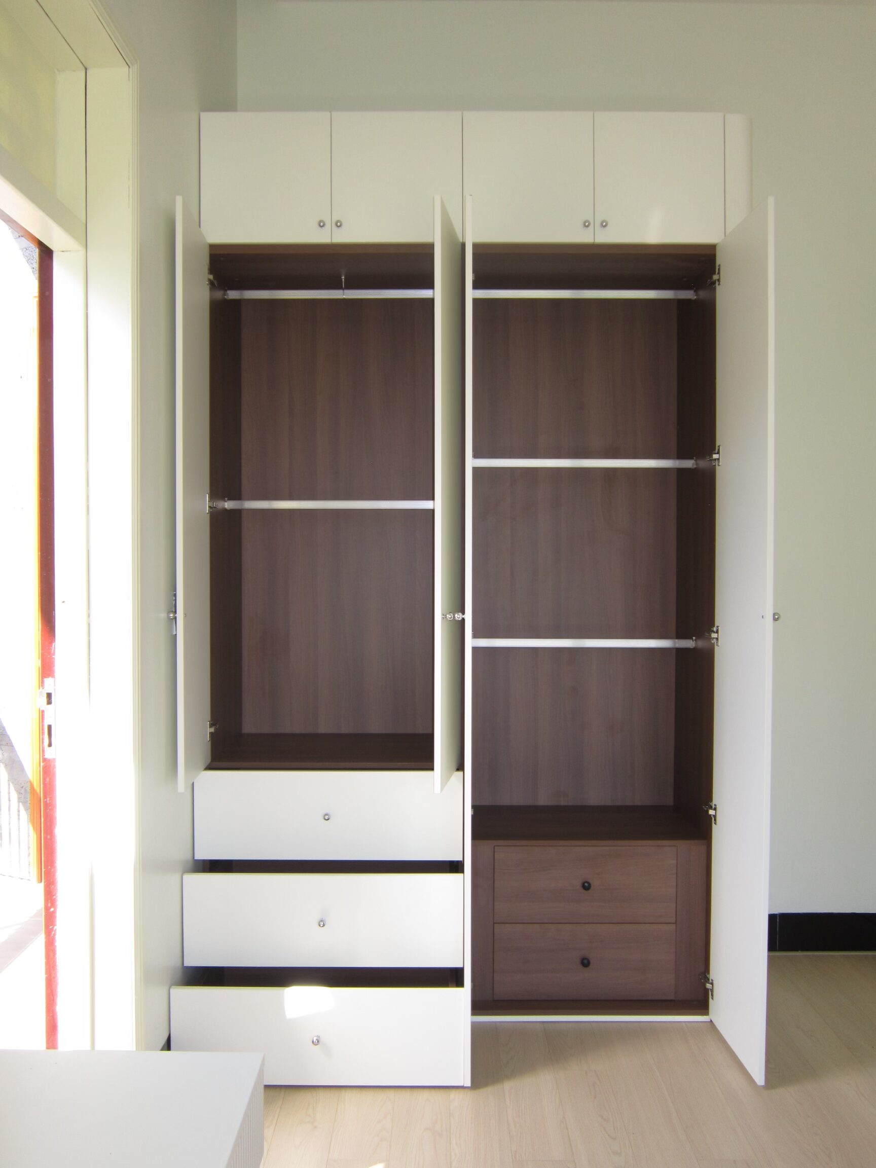Mẫu tủ áo tone trắng